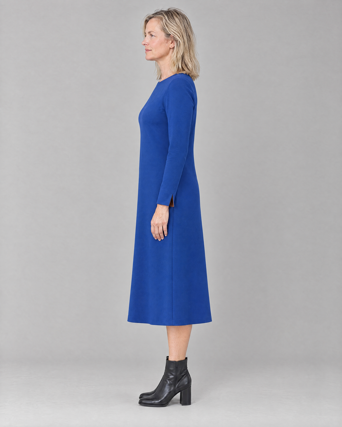 COATFIT cobalt blue midi dress, side view with side-seam pocket