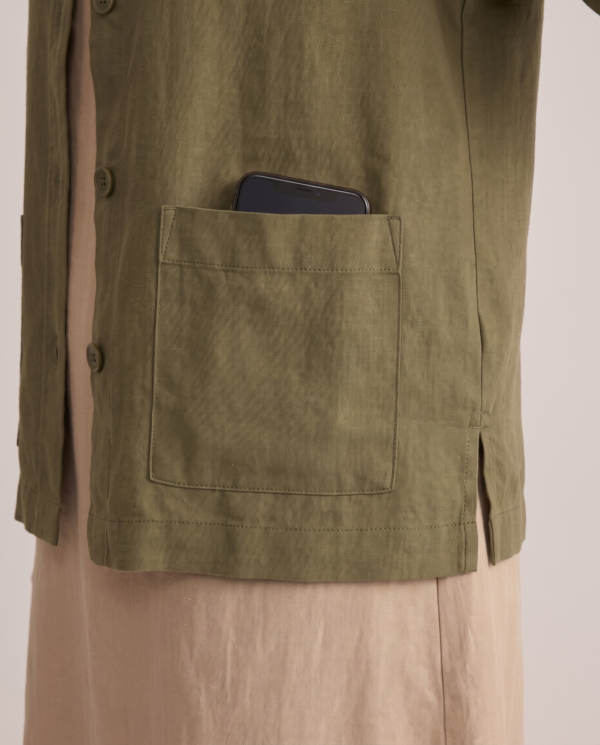 COVER shirt jacket in Olive Green, detail of hip pocket with phone and side slit