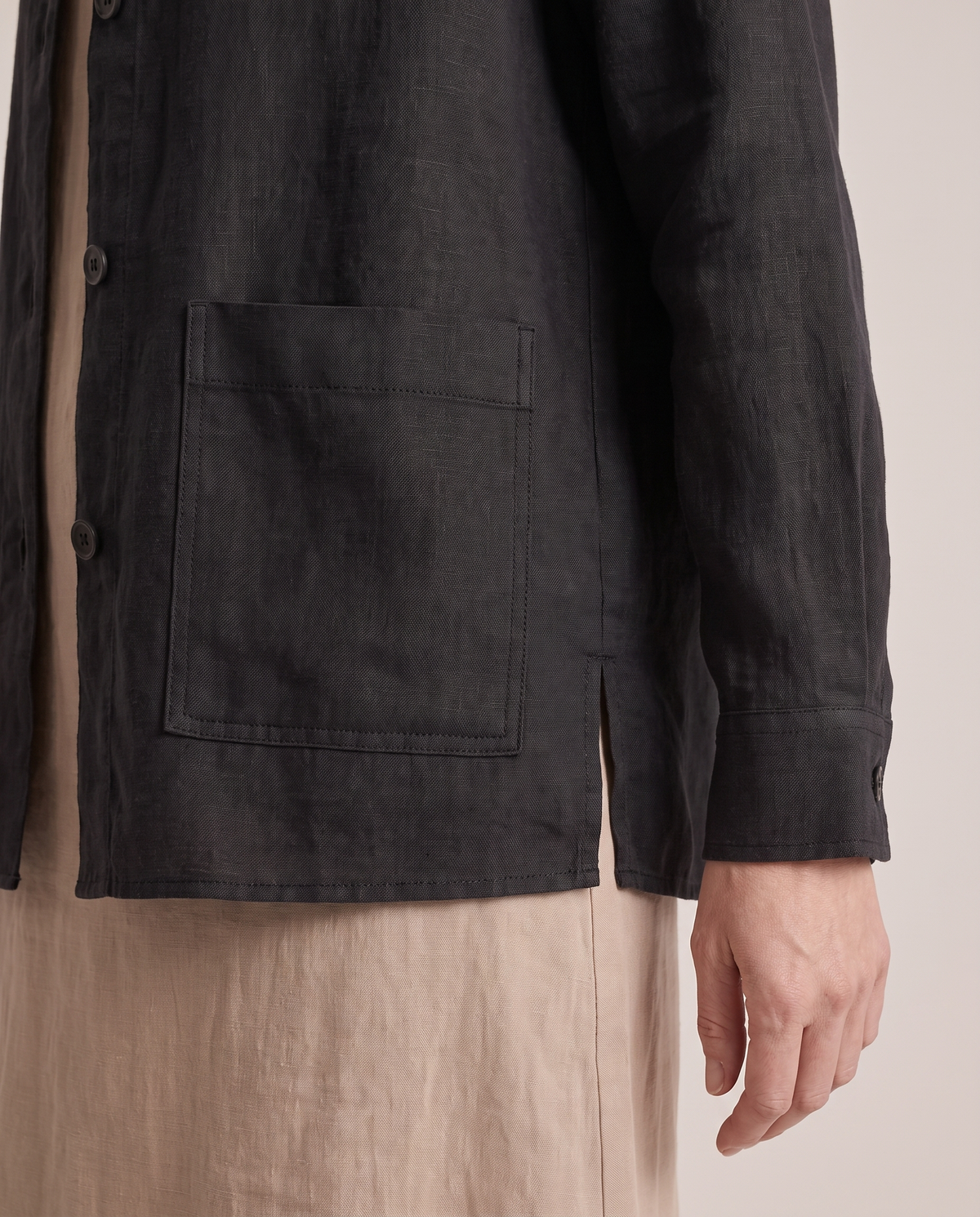 COVER shirt jacket in Black, detail of hip pocket and side slit