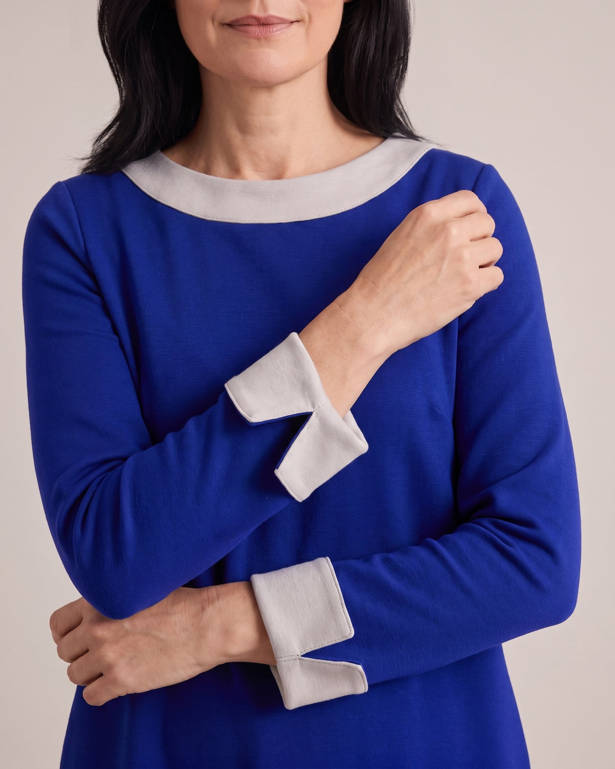 DUO — dvipusė Punto Milano suknelė – ryškiai mėlyna suknelė, apykaklės atvartas ir rankogalis #Color_Royal blue / Light gray