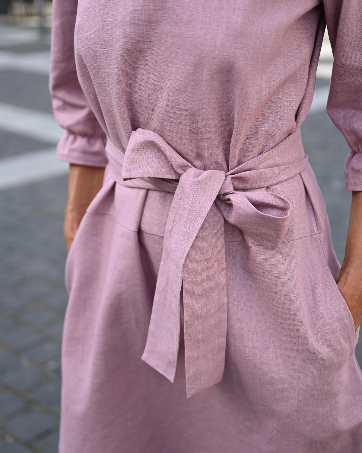 EMMA – Linen Blend Three-Quarter Sleeve Belted Dress – dusty rose dress, close-up of the tie belt bow and side pocket #Color_Dusty rose