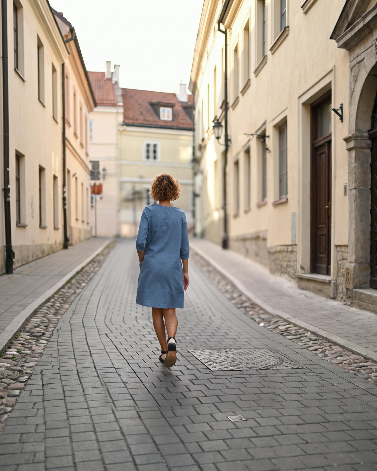 LeMuse FRENCH, robe en lin bleue – vue de dos en marchant