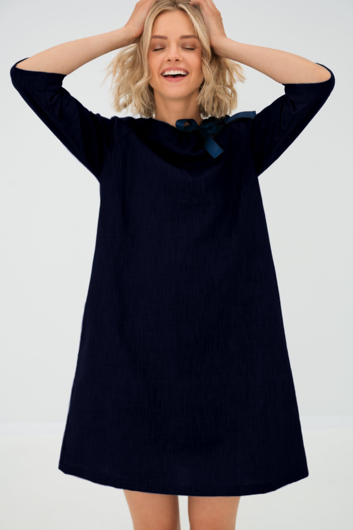 LeMuse FRENCH linen dress in deep blue – model hands up in motion #Color_Deep blue
