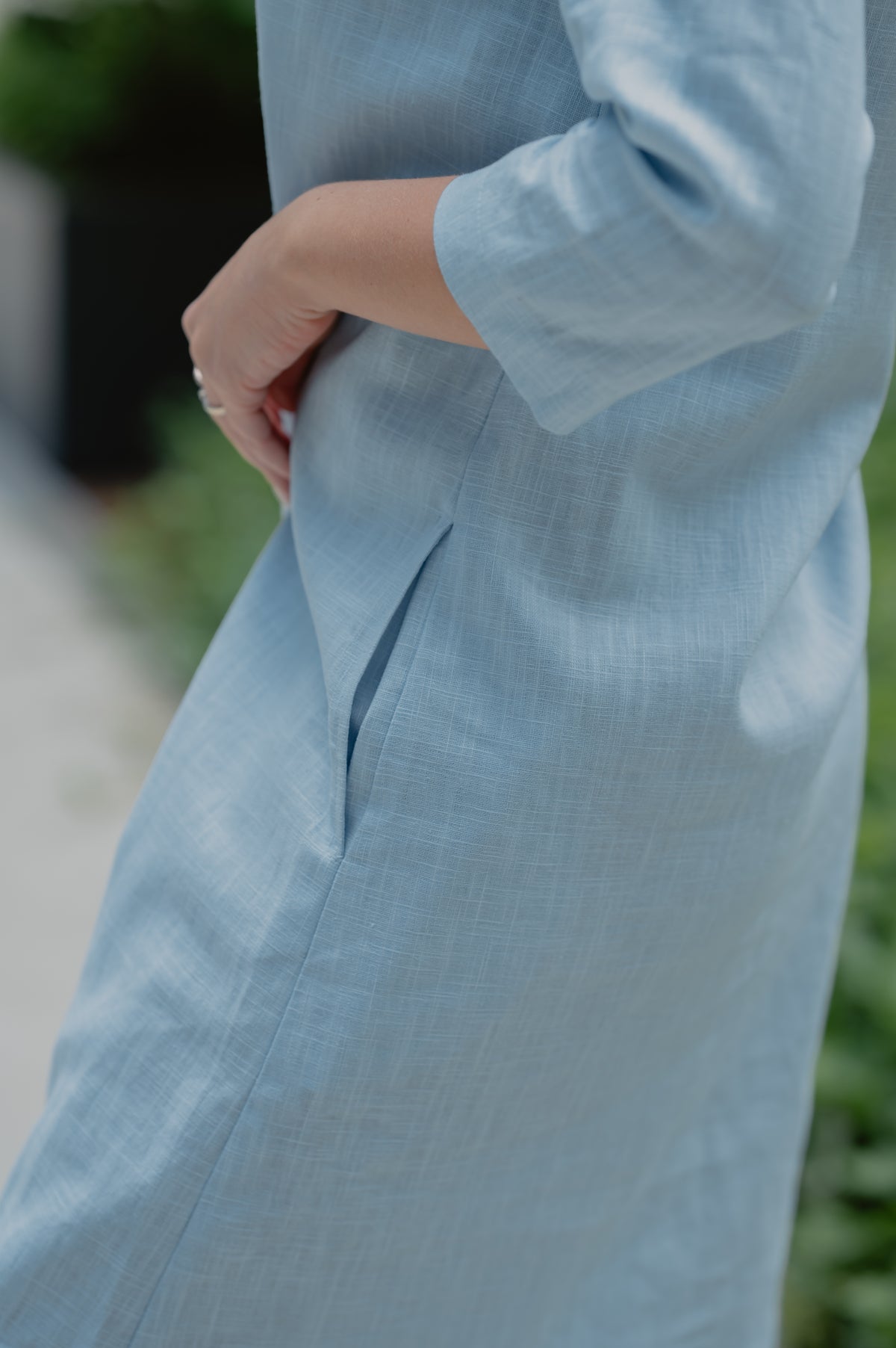 LeMuse FRENCH linen dress in light blue – side pocket detail #Color_Light blue