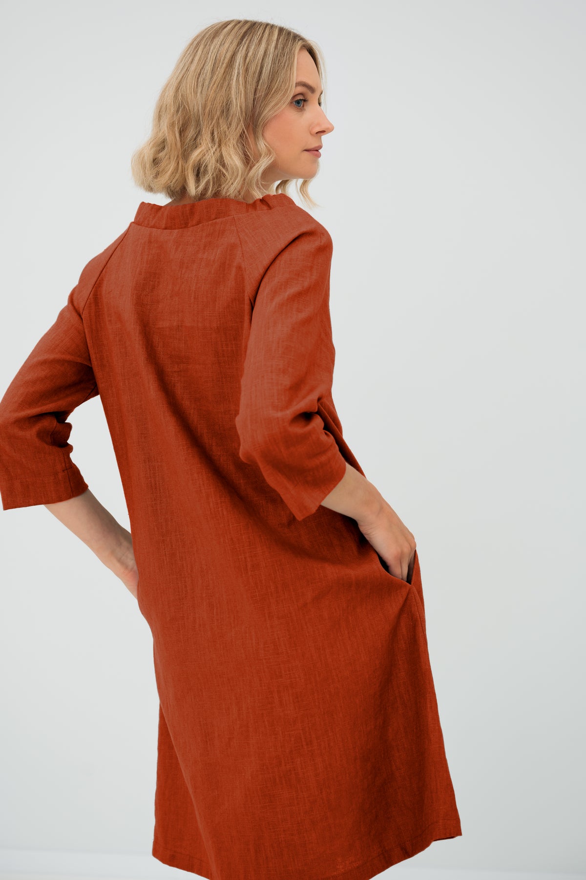 LeMuse FRENCH linen dress in orange – studio three-quarter back view #Color_Orange