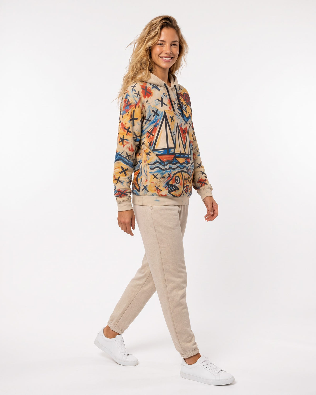 SAIL – Unisex-Hoodie mit Nida-Print – Hoodie in Beige, Seitenansicht in Bewegung