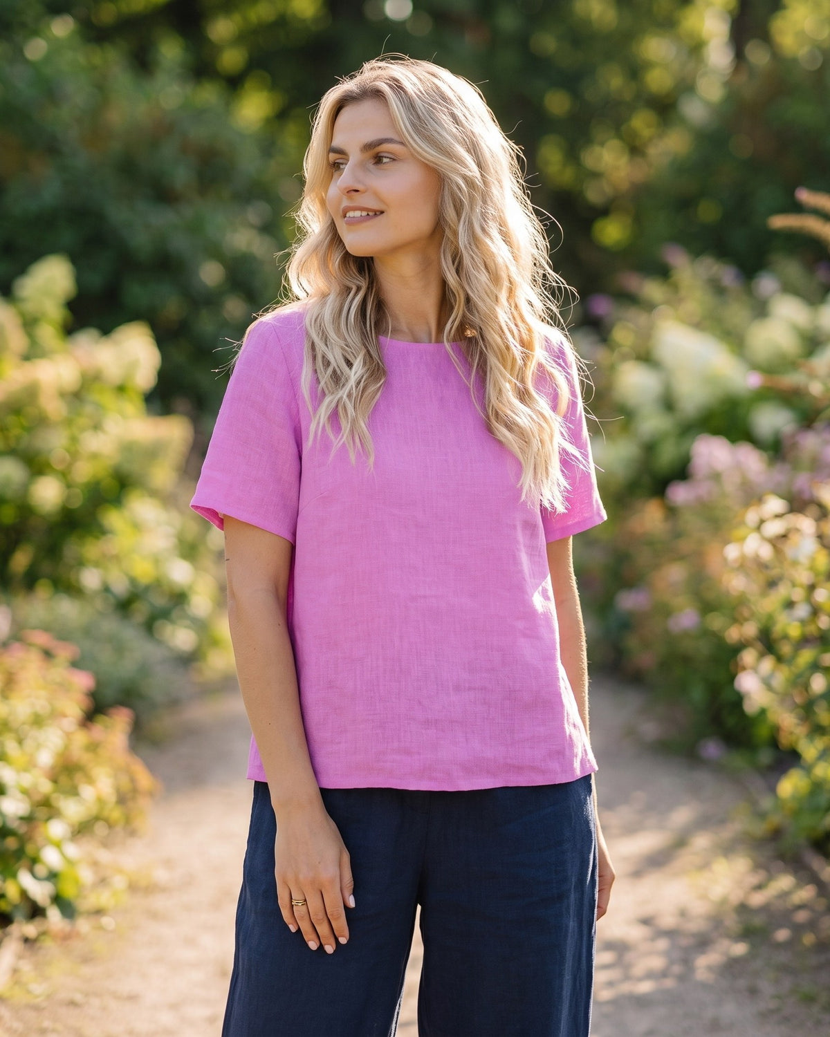 HARPER – Rose linen tie-back top, lifestyle garden #Color_Rose