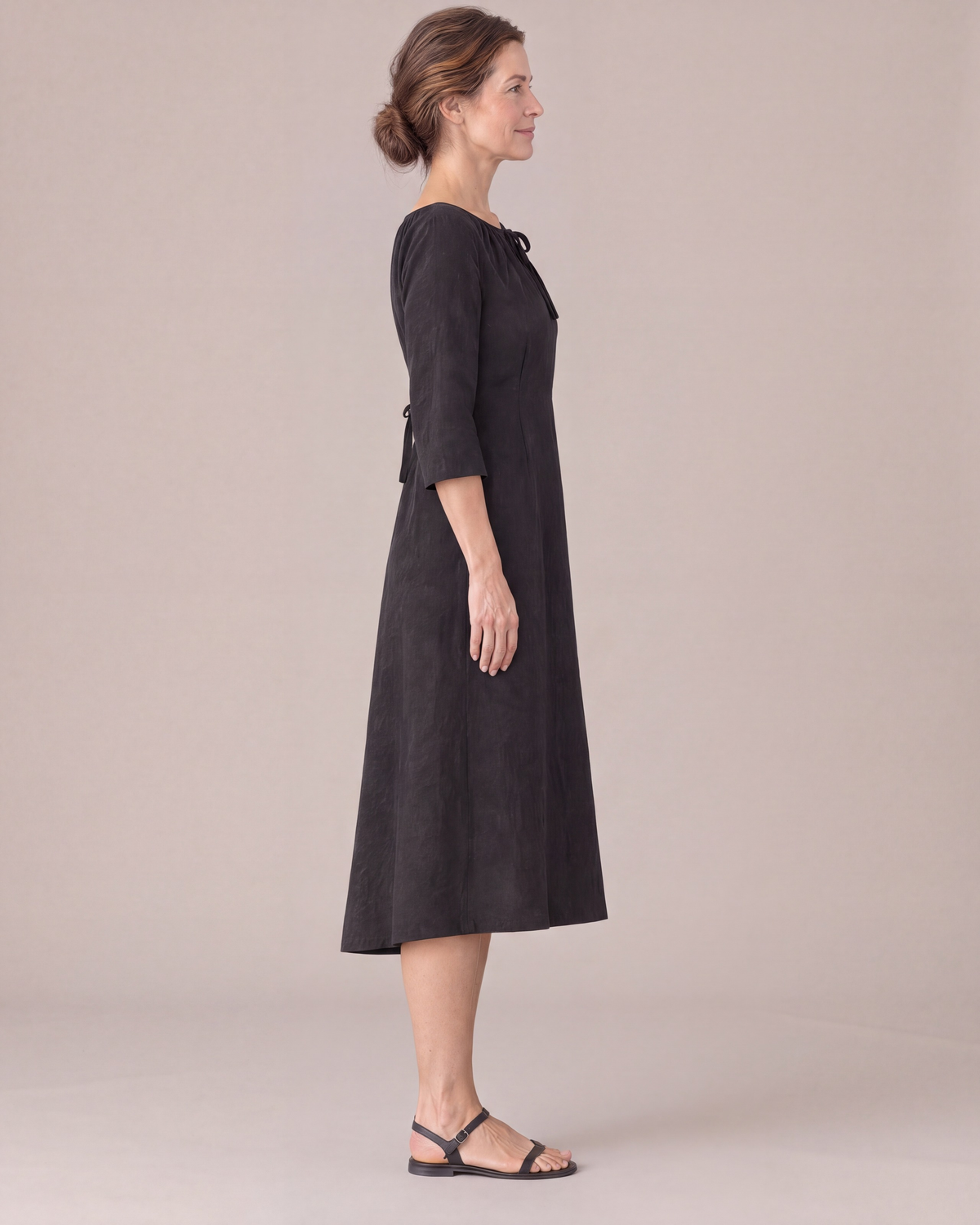 HELENA linen dress in Black, side view