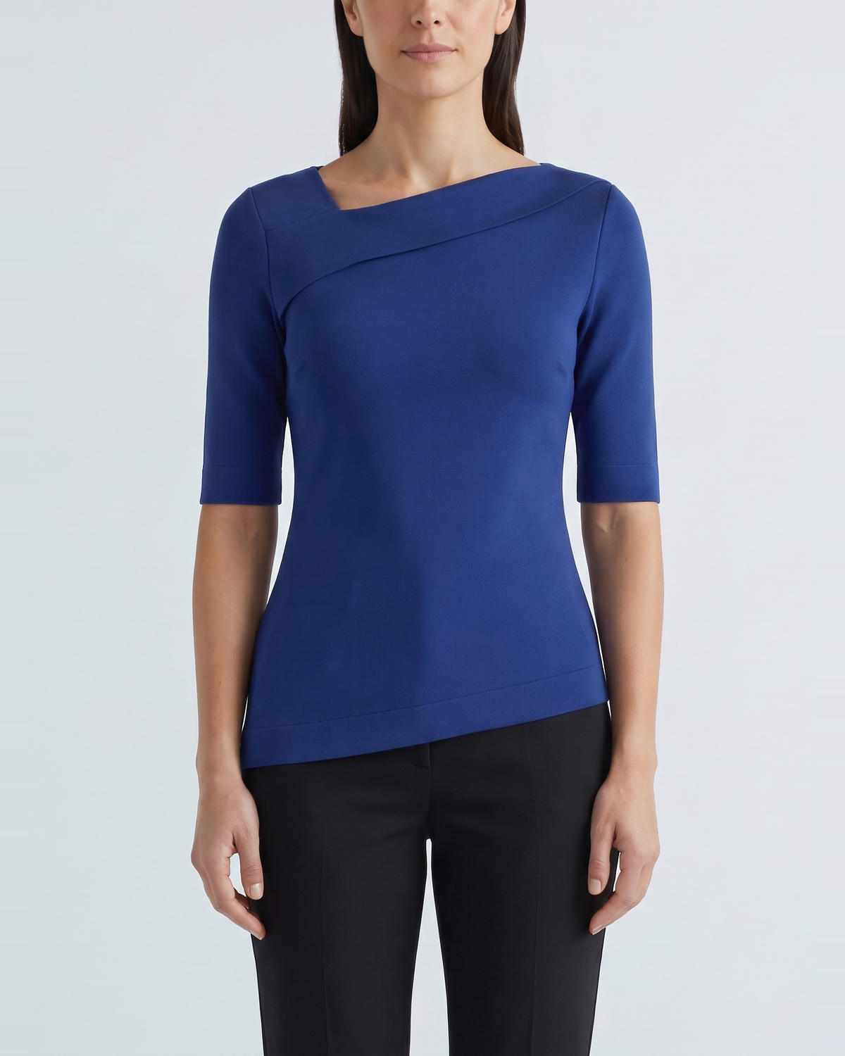 Détail de l’encolure asymétrique repliée du haut COBALT