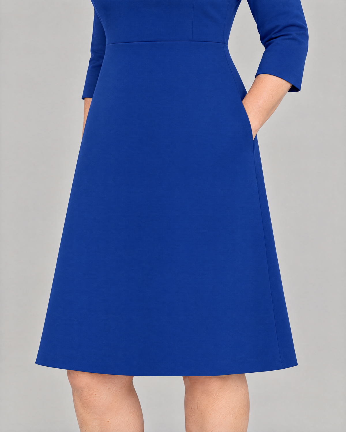 STORY CURVE Punto – cobalt blue dress, close-up of the hidden side pocket, waist seam and ponte knit