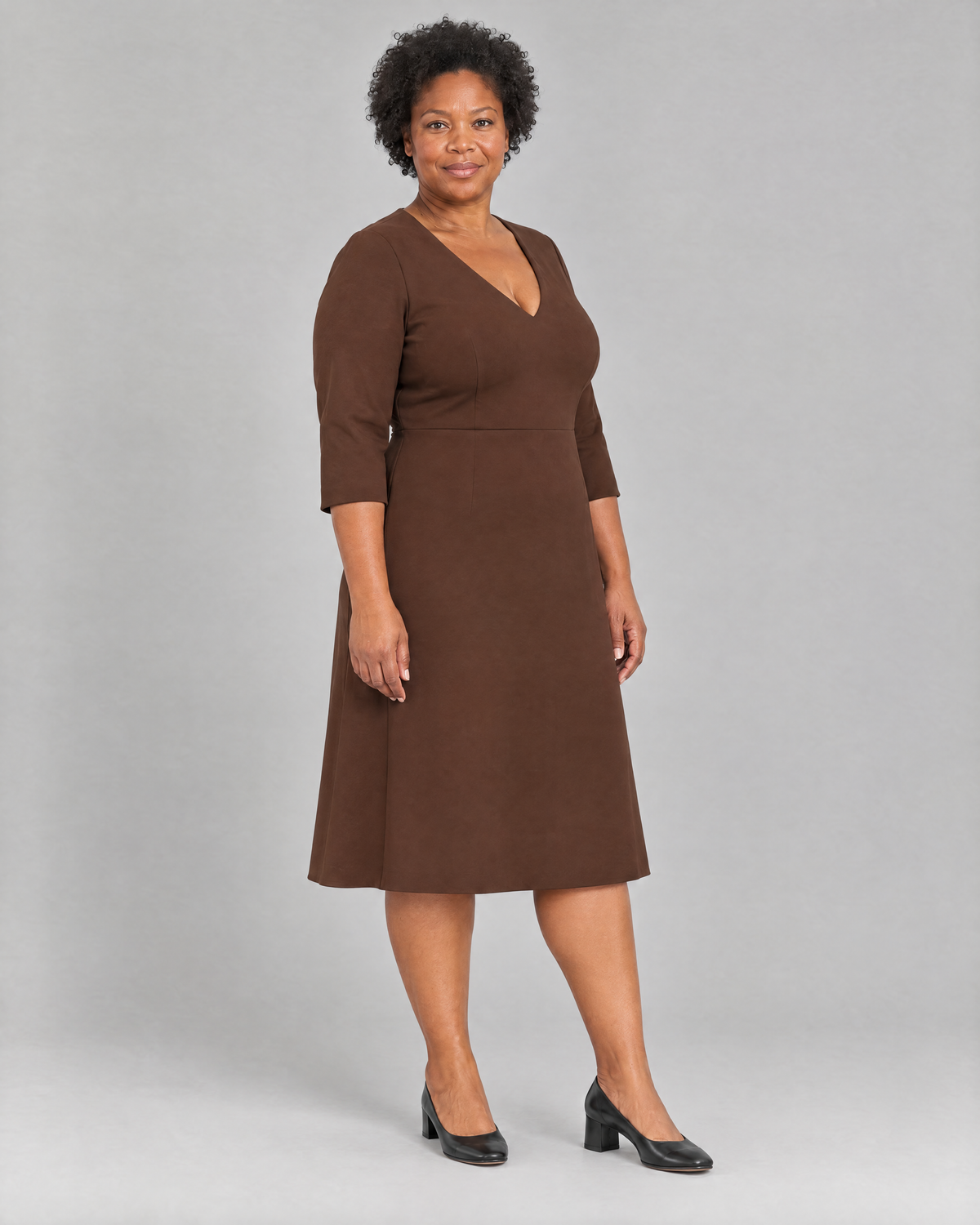 STORY CURVE Punto – ruda A formos suknelė, 3/4 vaizdas ant modelio #Color_Brown