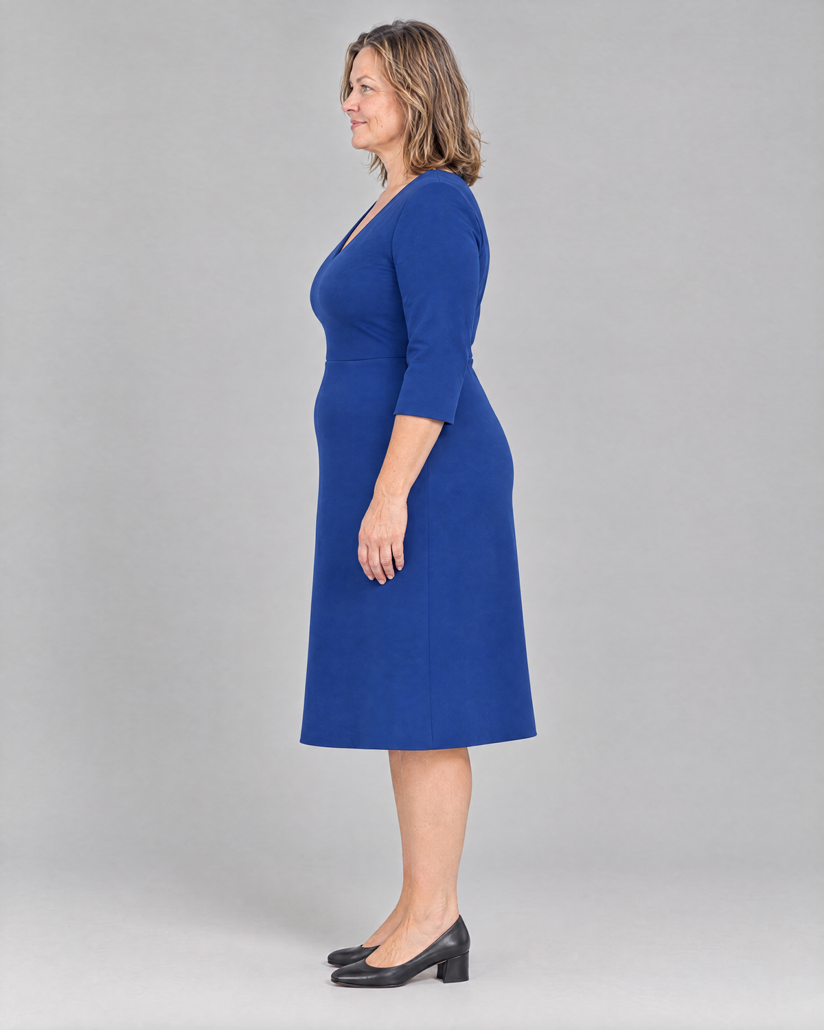 STORY CURVE Punto – cobalt blue dress, side view showing the natural waist seam and gentle A-line skirt