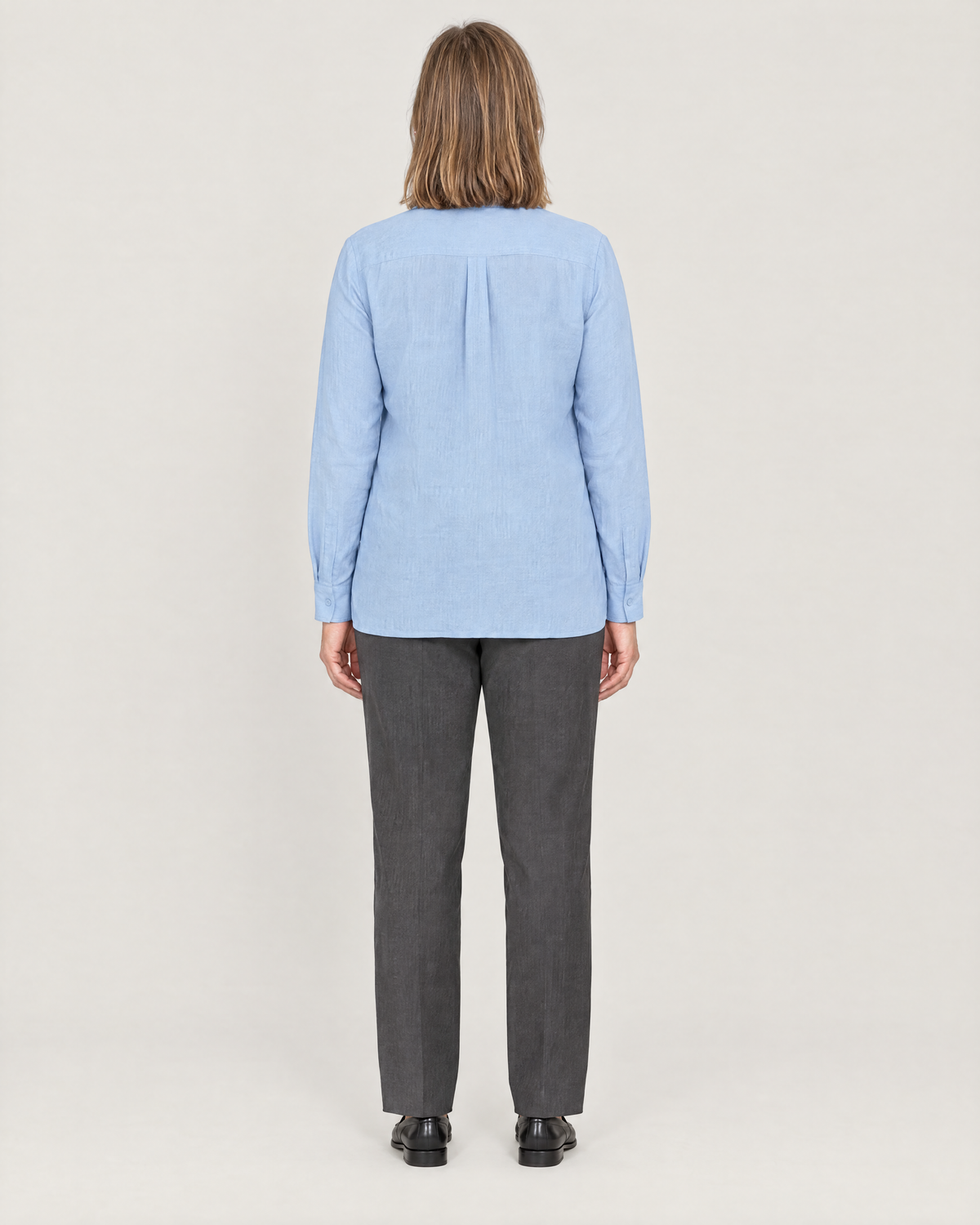 SOFT SHIRT light blue linen shirt, back view with shoulder yoke and centre-back box pleat