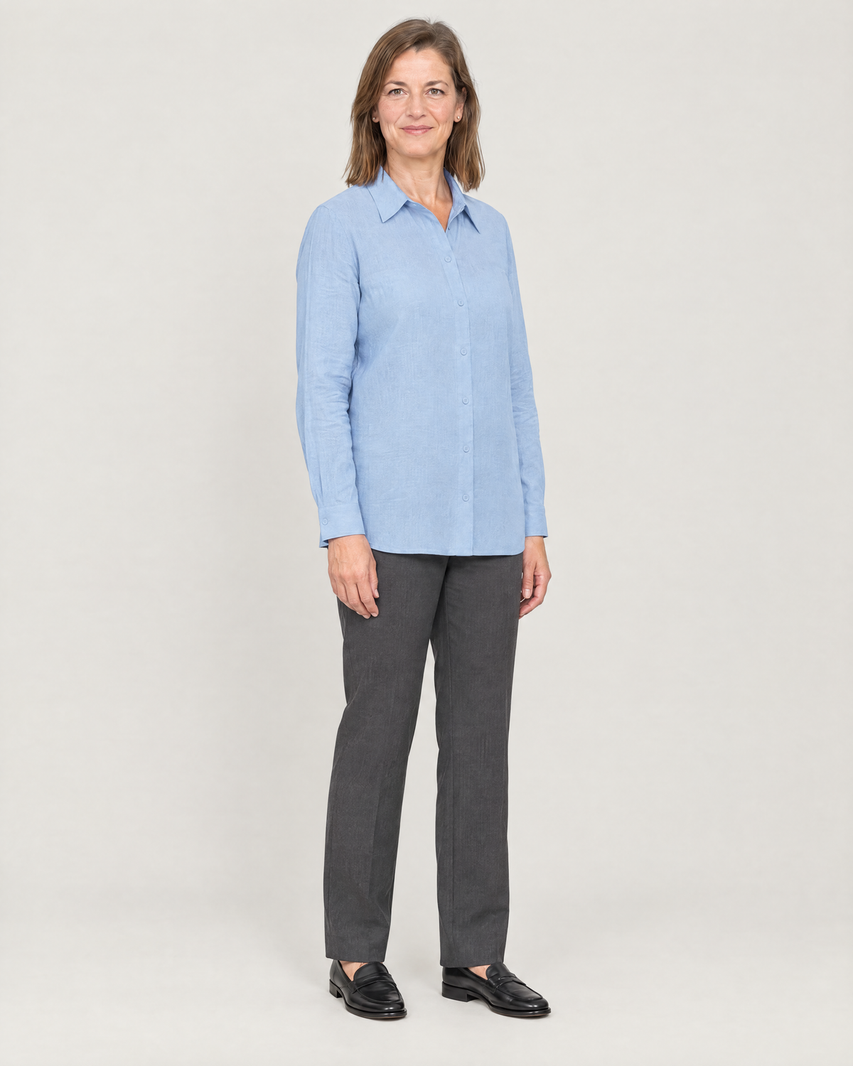 SOFT SHIRT light blue linen shirt, three-quarter view of the straight, relaxed hip-length cut
