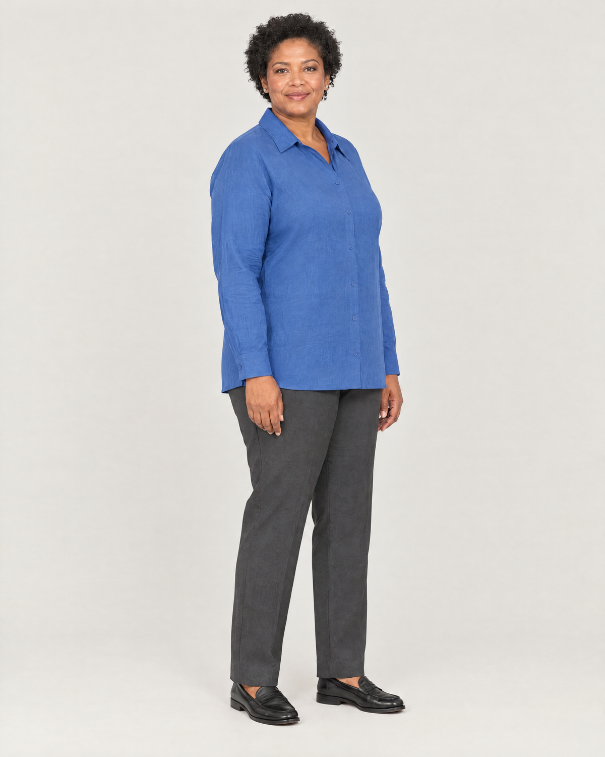 SOFT SHIRT blue linen shirt, three-quarter view