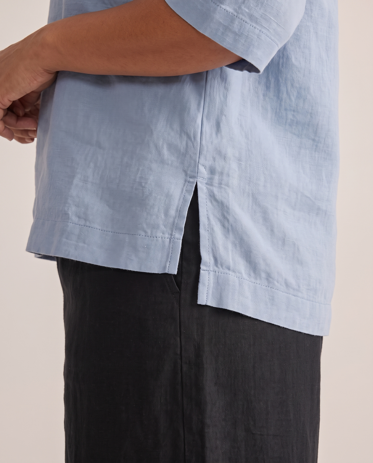LIFT linen top in Light Blue, side slit detail