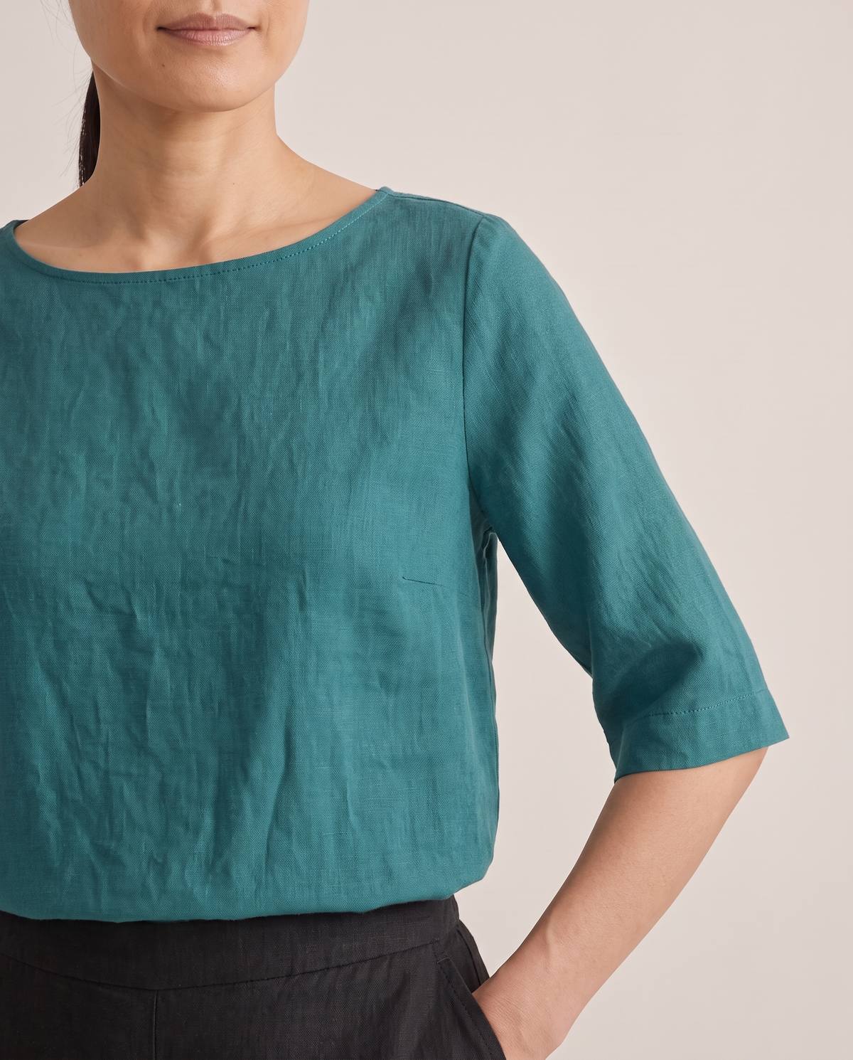 LIFT linen top in Teal, boat neckline and sleeve detail
