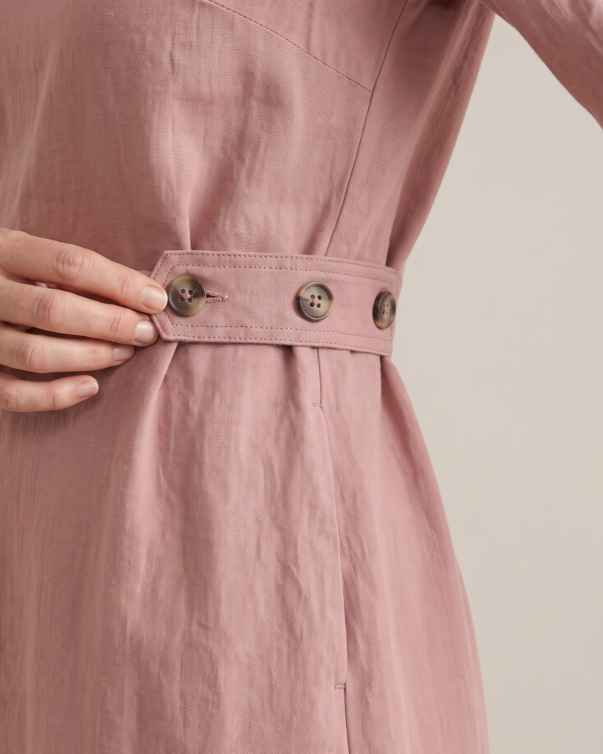 IDA side button tab detail: 4 cm linen tab and three buttons at the side front