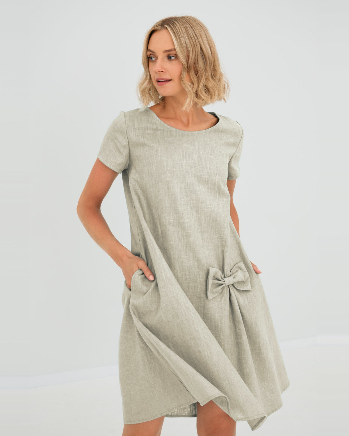 LeMuse SUMMER KISS linen dress in beige – studio front view, hand in pocket