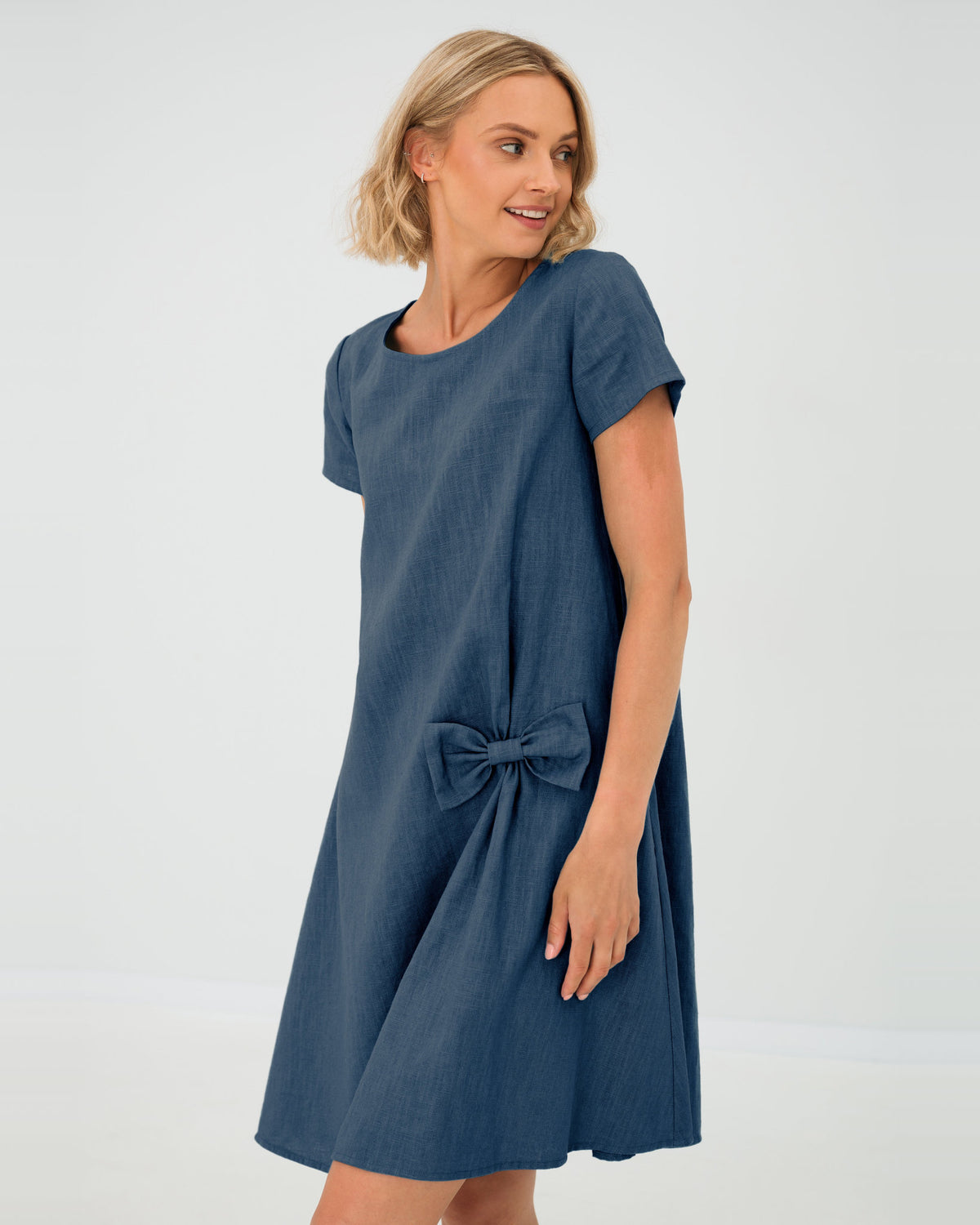 LeMuse SUMMER KISS linen dress in blue – studio three-quarter view #Color_Blue