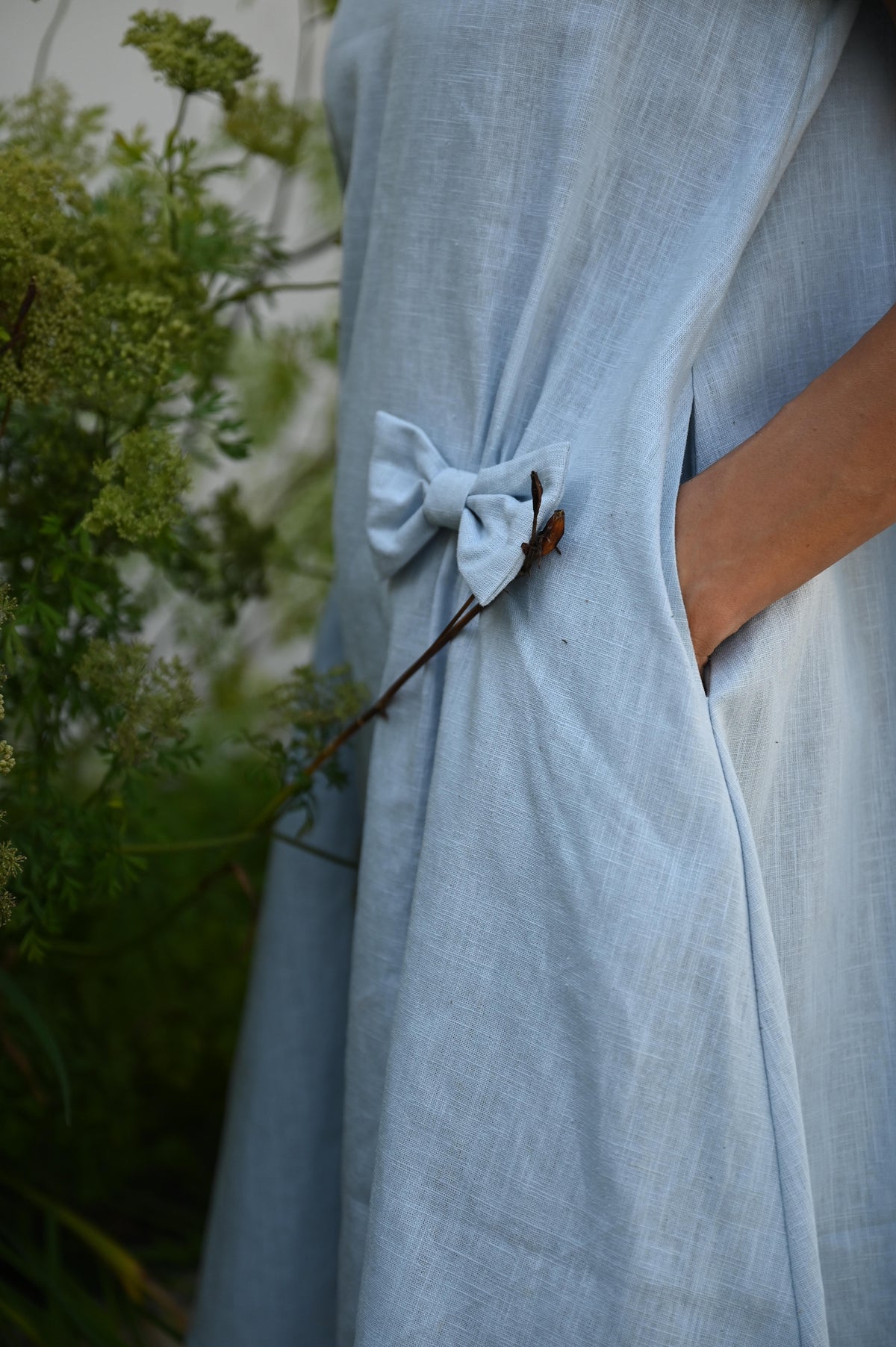 LeMuse KISS linen dress in light blue – hip bow close-up #Color_Light blue