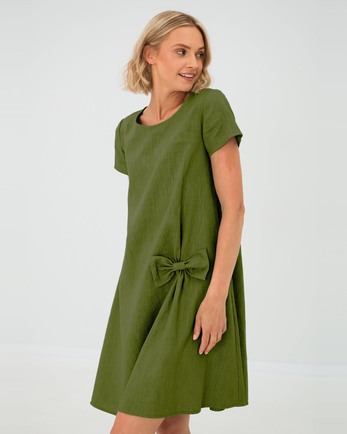 LeMuse SUMMER KISS linen dress in olive green – studio three-quarter view #Color_Olive green