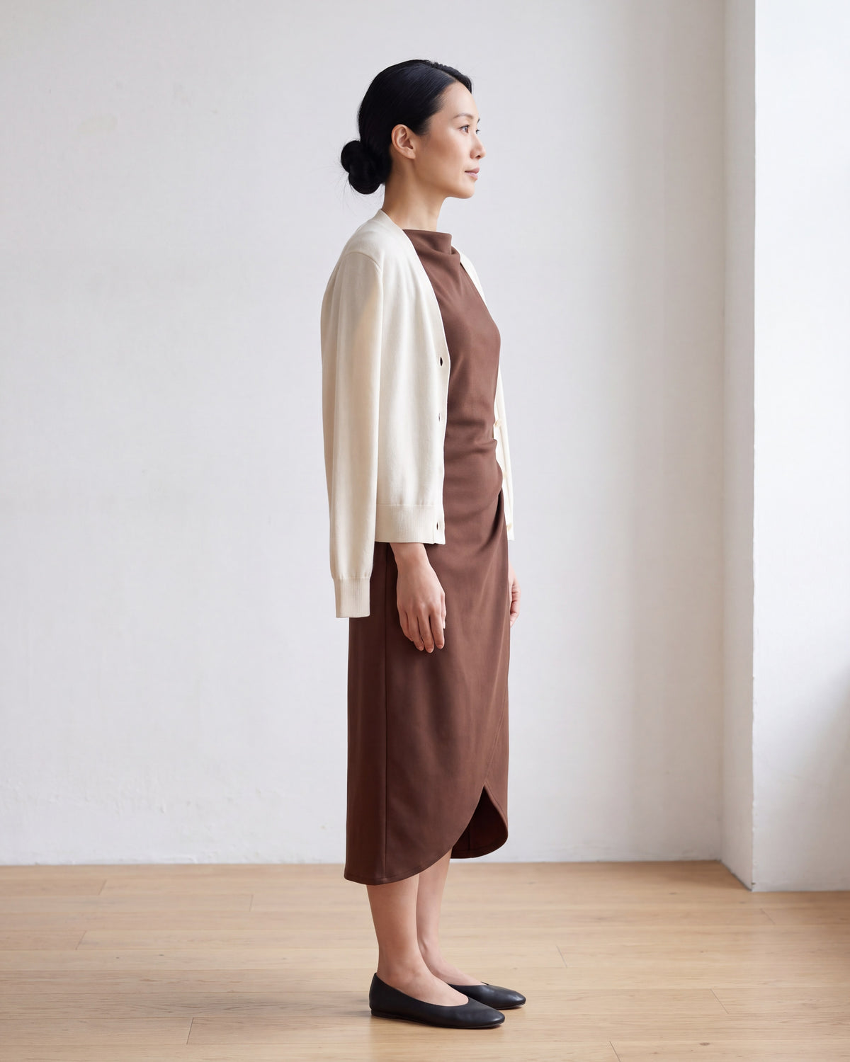 LIVIA brown dress, side view with a cream cardigan #Color_Brown