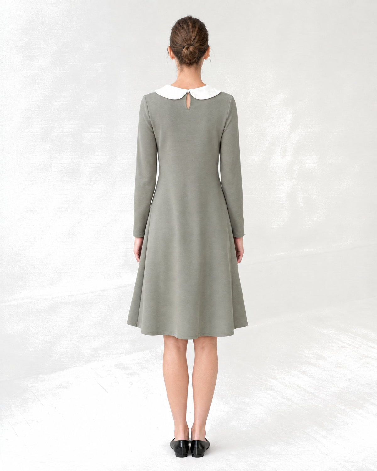 LOVER – Itališko punto Milano suknelė pilkai žalios spalvos, nugara #Color_Gray green