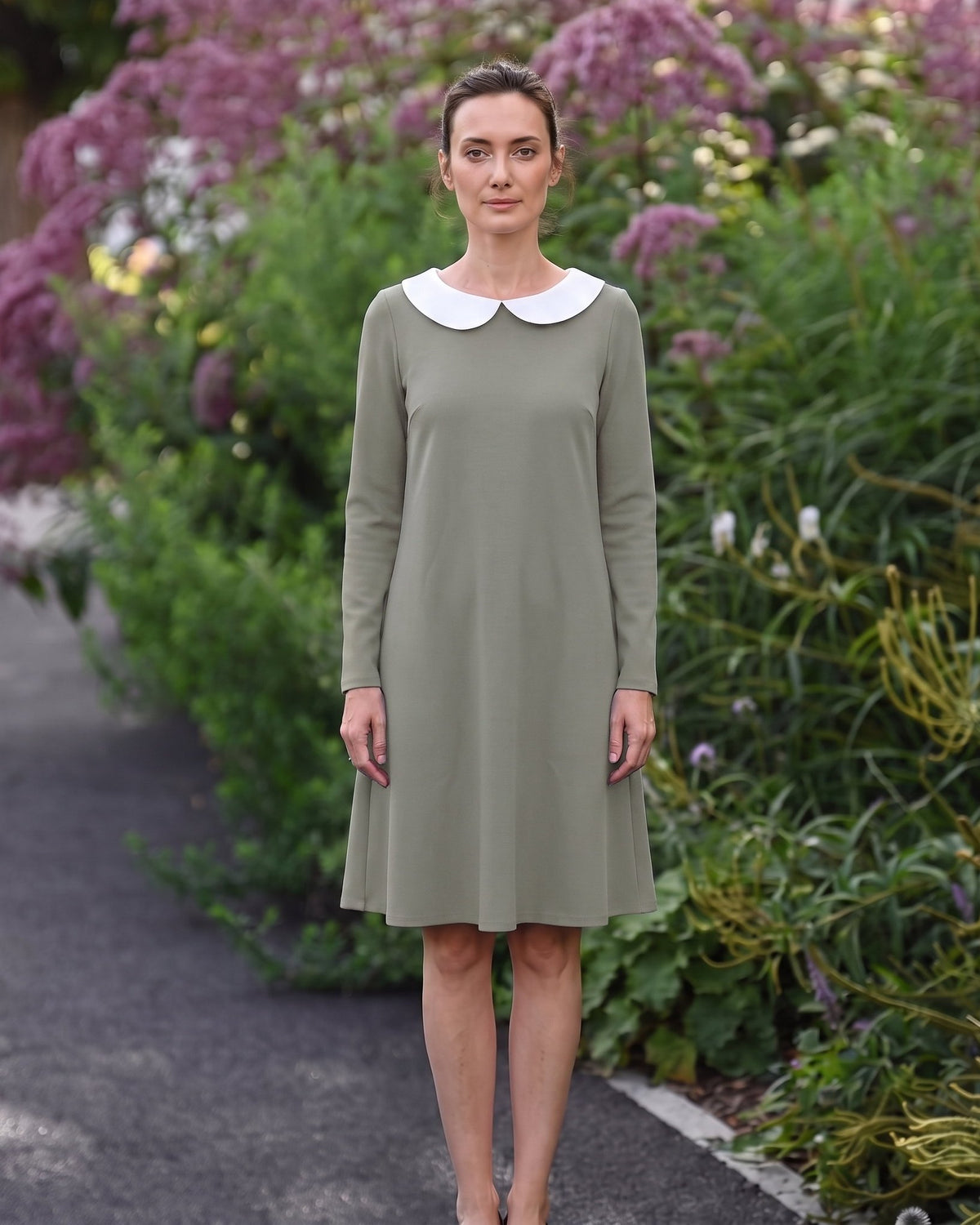 LOVER – Itališko punto Milano suknelė pilkai žalios spalvos, lifestyle sode #Color_Gray green