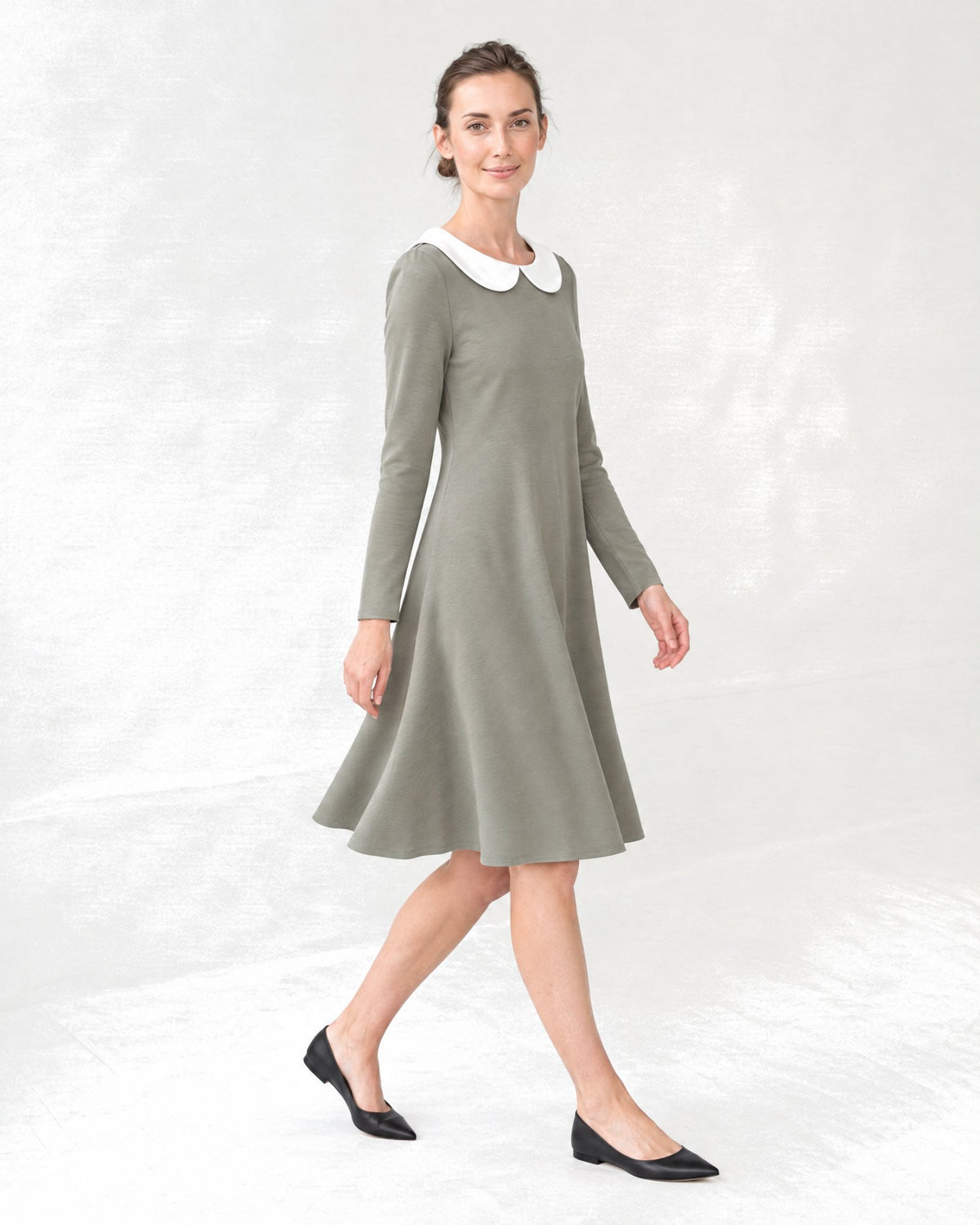 LOVER – Itališko punto Milano suknelė pilkai žalios spalvos, šonas / judesys #Color_Gray green