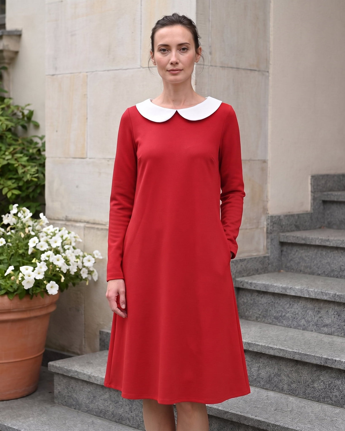 LOVER – Itališko punto Milano suknelė raudonos spalvos, lifestyle ant laiptų #Color_Red