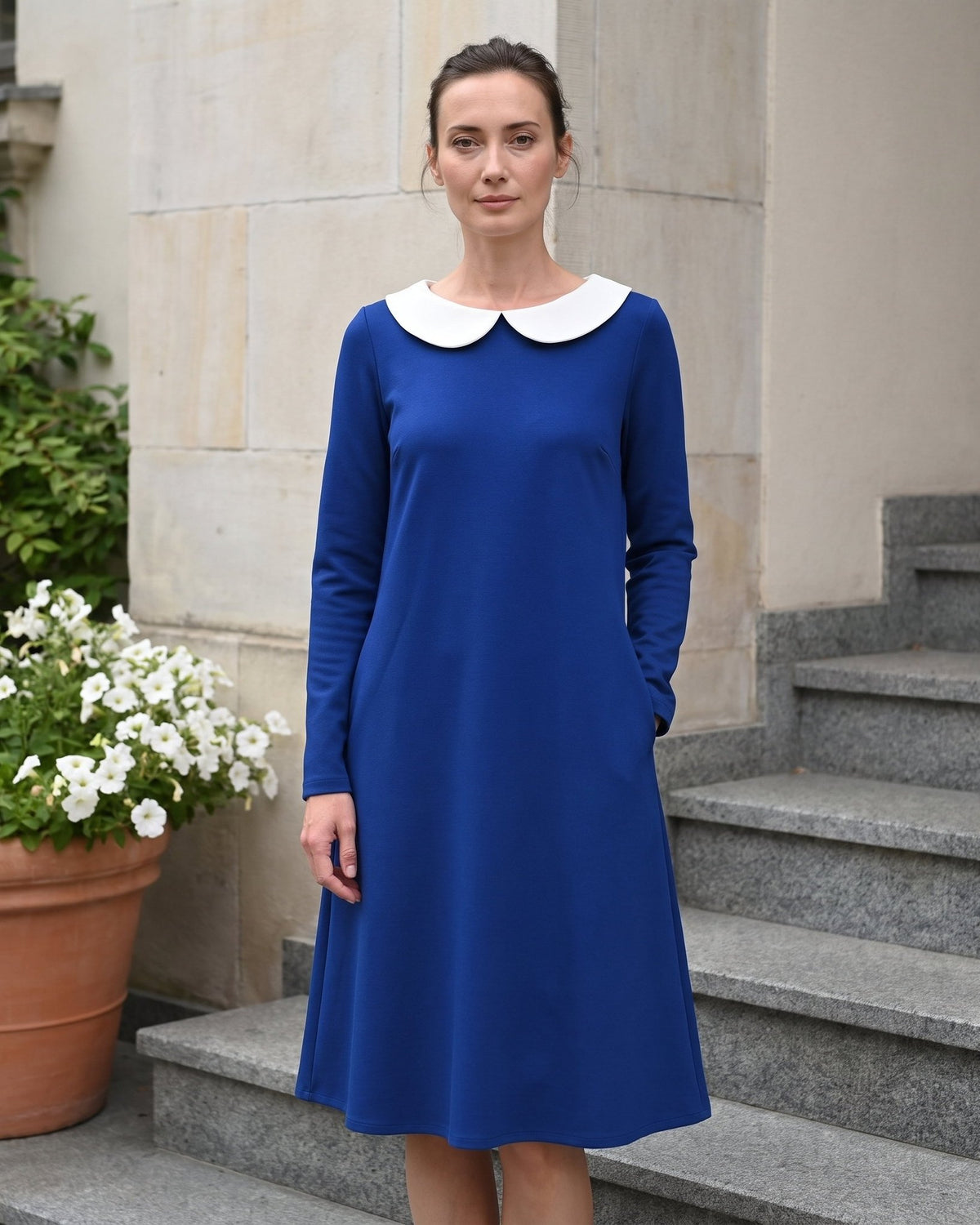 LOVER – Itališko punto Milano suknelė safyro mėlynos spalvos, lifestyle ant laiptų #Color_Sapphire blue