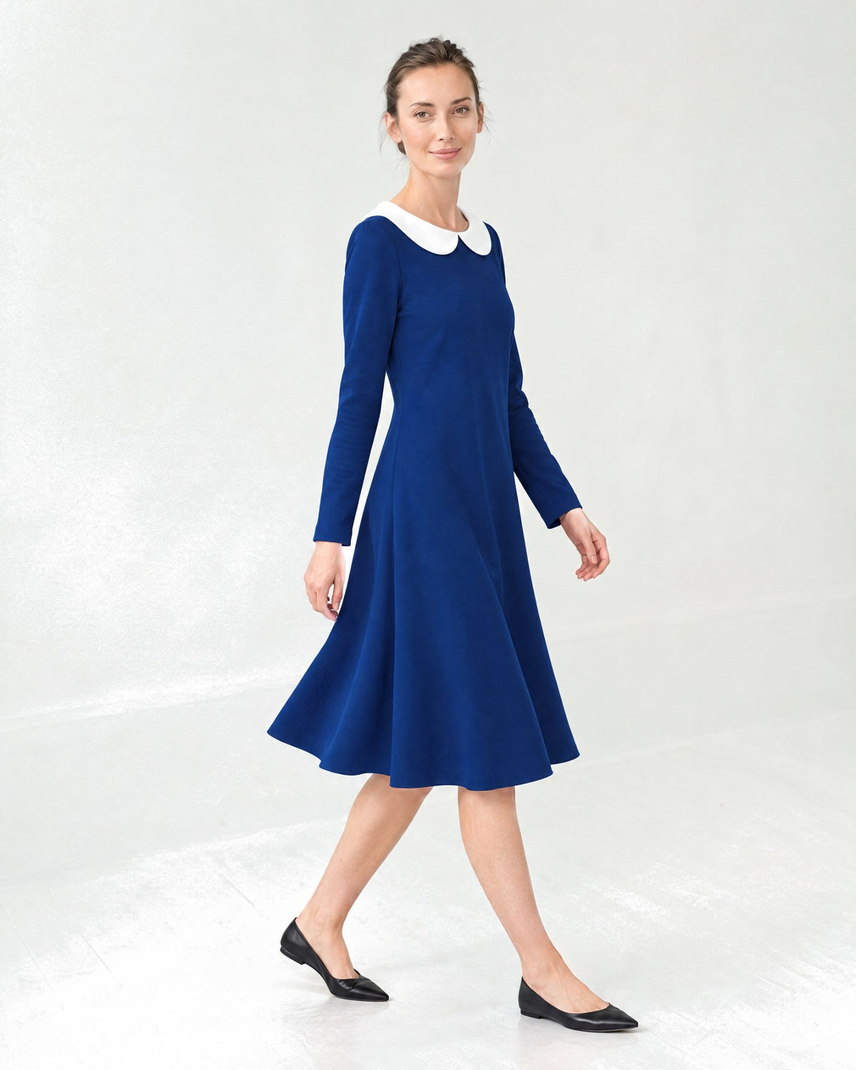 LOVER – Itališko punto Milano suknelė safyro mėlynos spalvos, šonas / judesys #Color_Sapphire blue