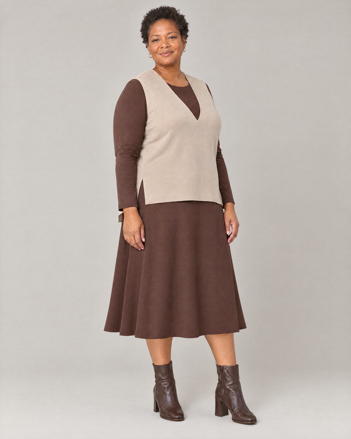LIGHT VEST beige, three-quarter view with the side slit