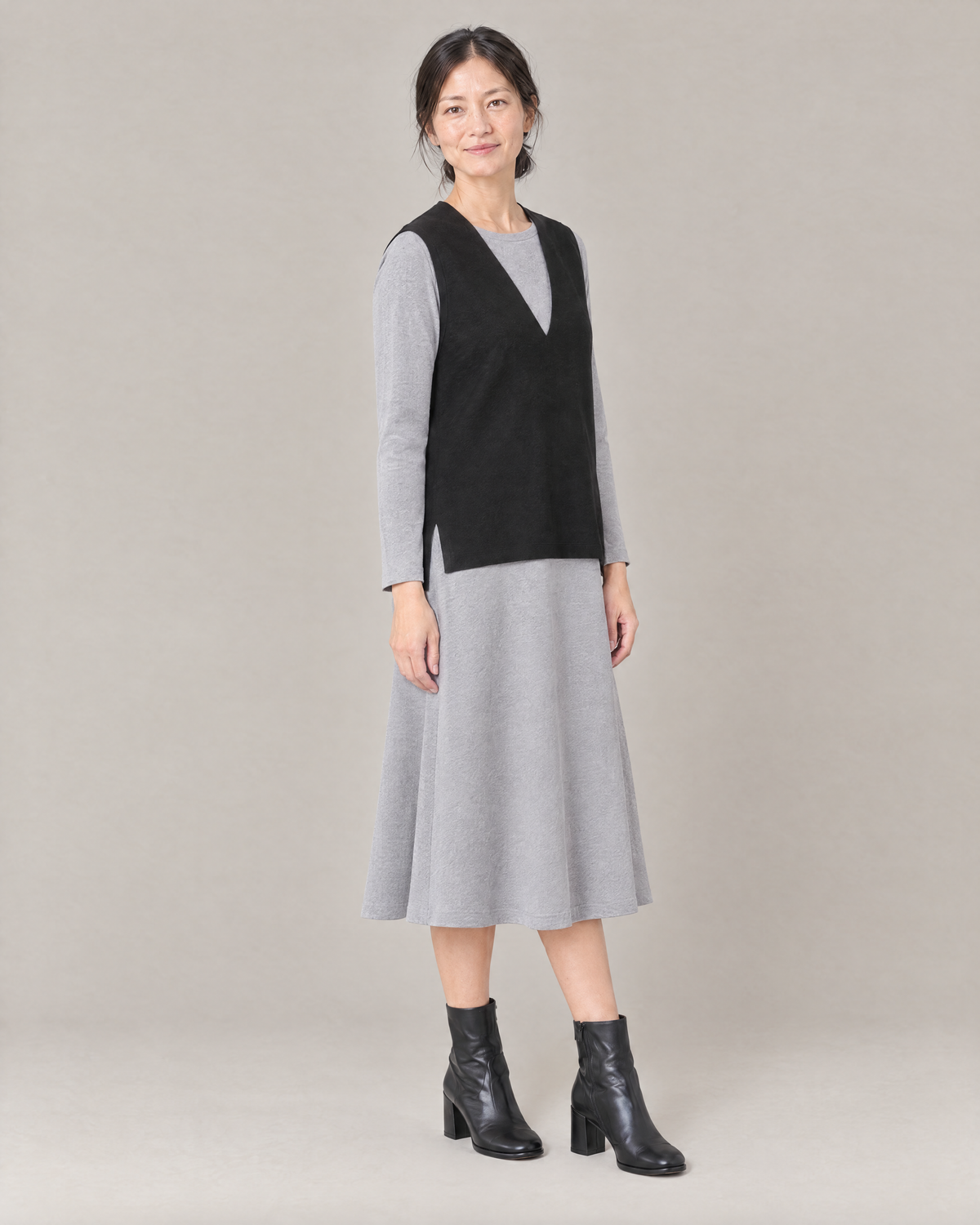 LIGHT VEST black, three-quarter view with the side slit