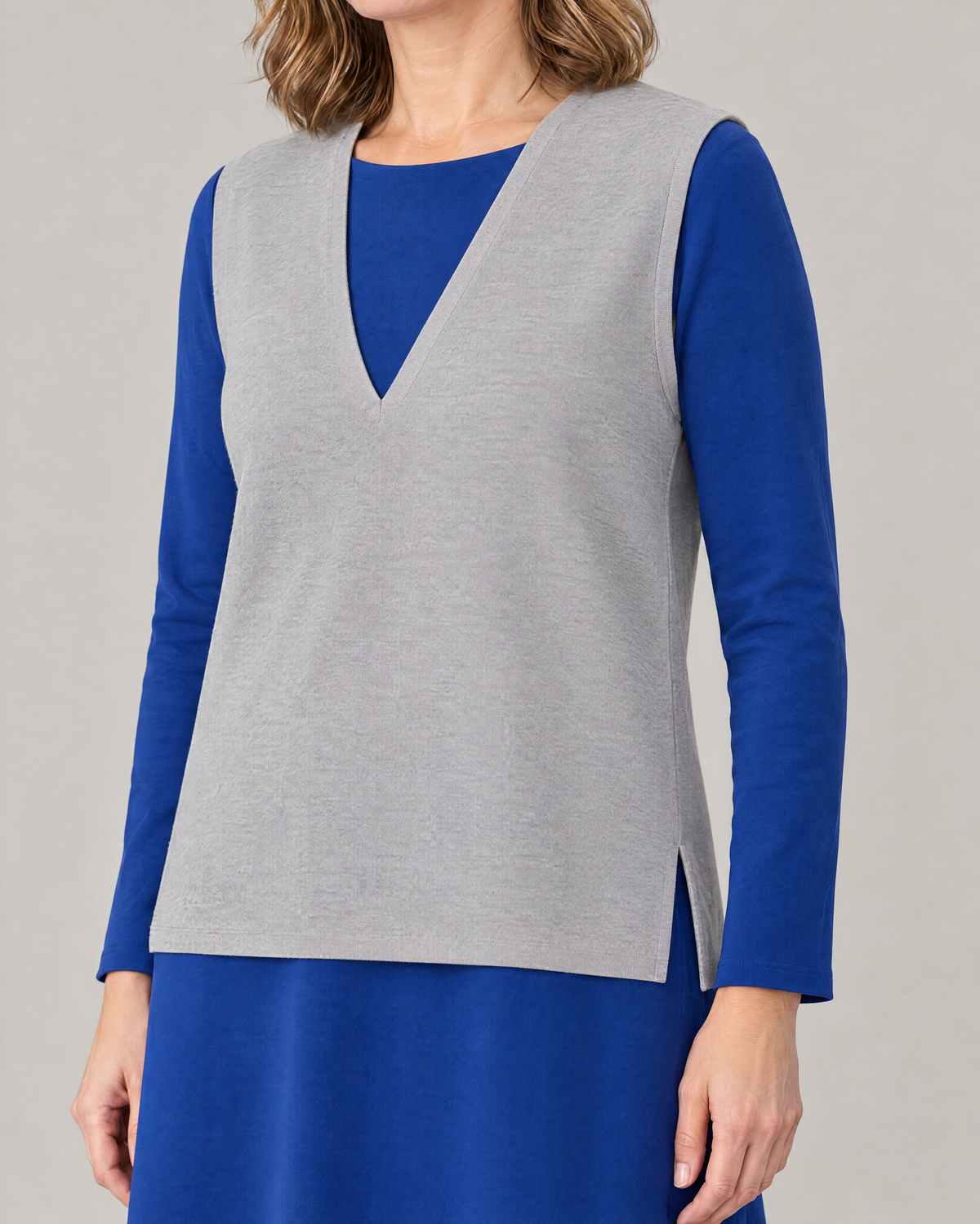 LIGHT VEST light grey, close-up of the V-neck binding and fine wool knit