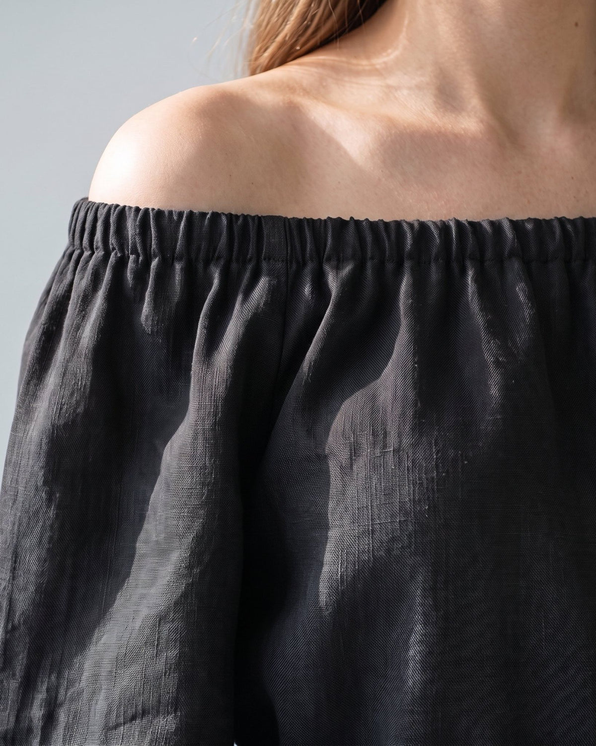 MOON – Black off-shoulder linen midi dress, fabric detail close-up #Color_Black
