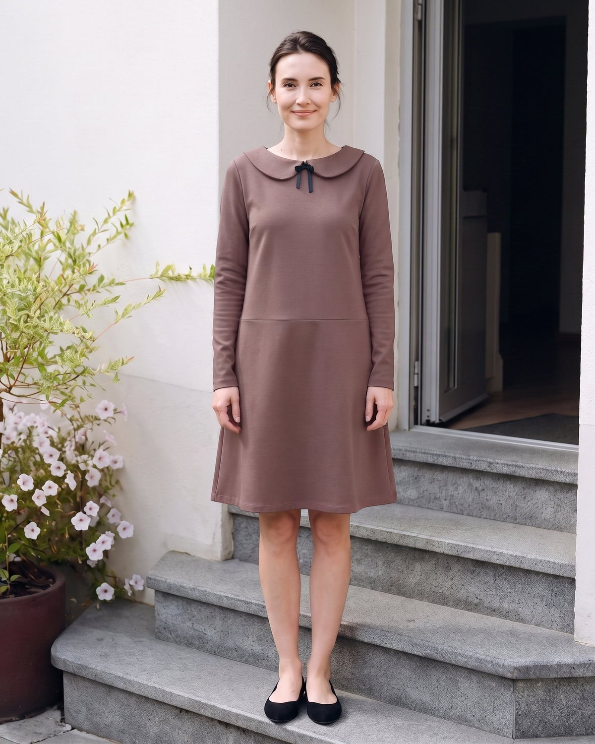 PARISIAN – Cacao suknelė, lifestyle vaizdas ant laiptų #Color_Cacao