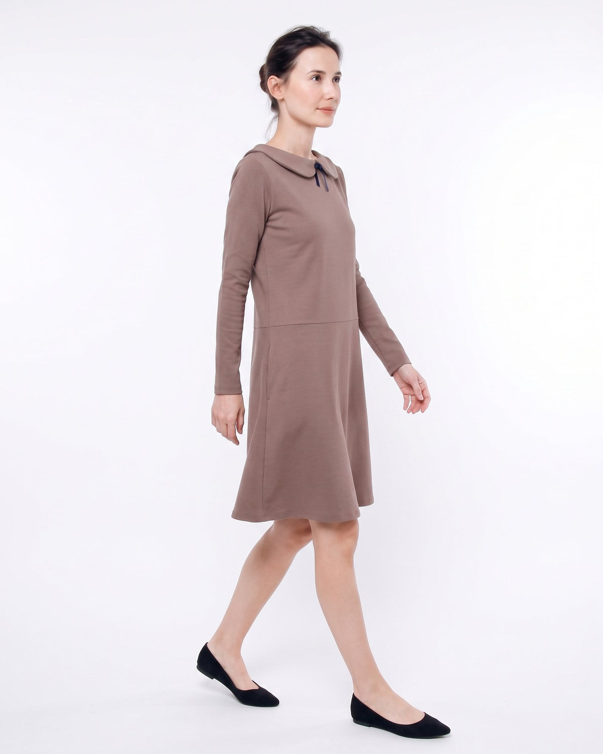 PARISIAN – Cacao suknelė, šoninis vaizdas judesyje #Color_Cacao
