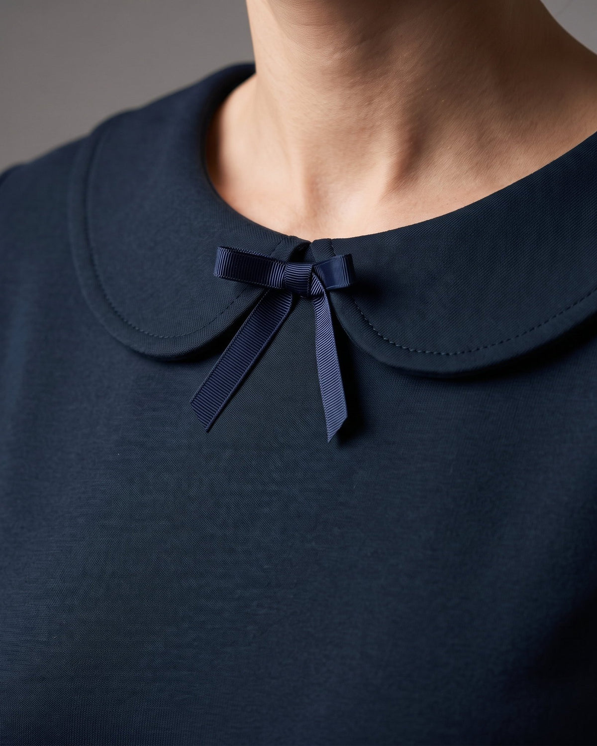 PARISIAN – Deep blue suknelė, apykaklės ir kaspino detalė #Color_Deep blue
