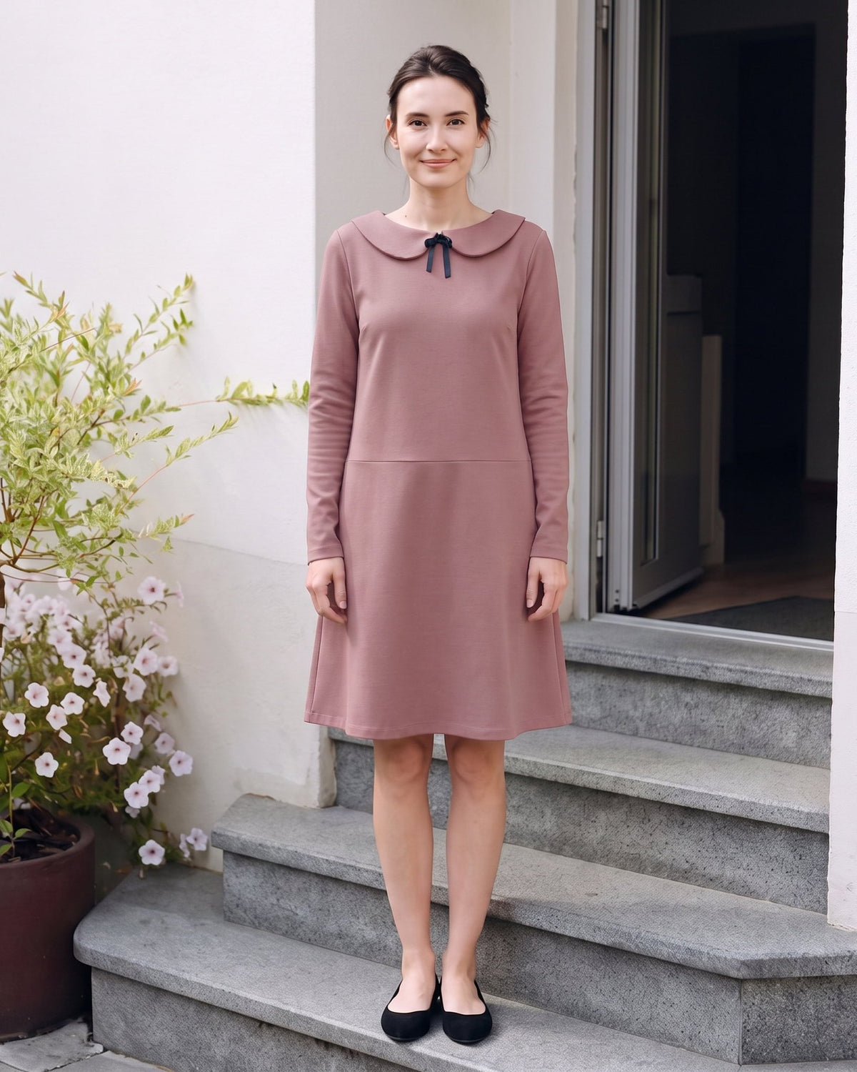 PARISIAN – Dusty rose suknelė, lifestyle vaizdas ant laiptų #Color_Dusty rose