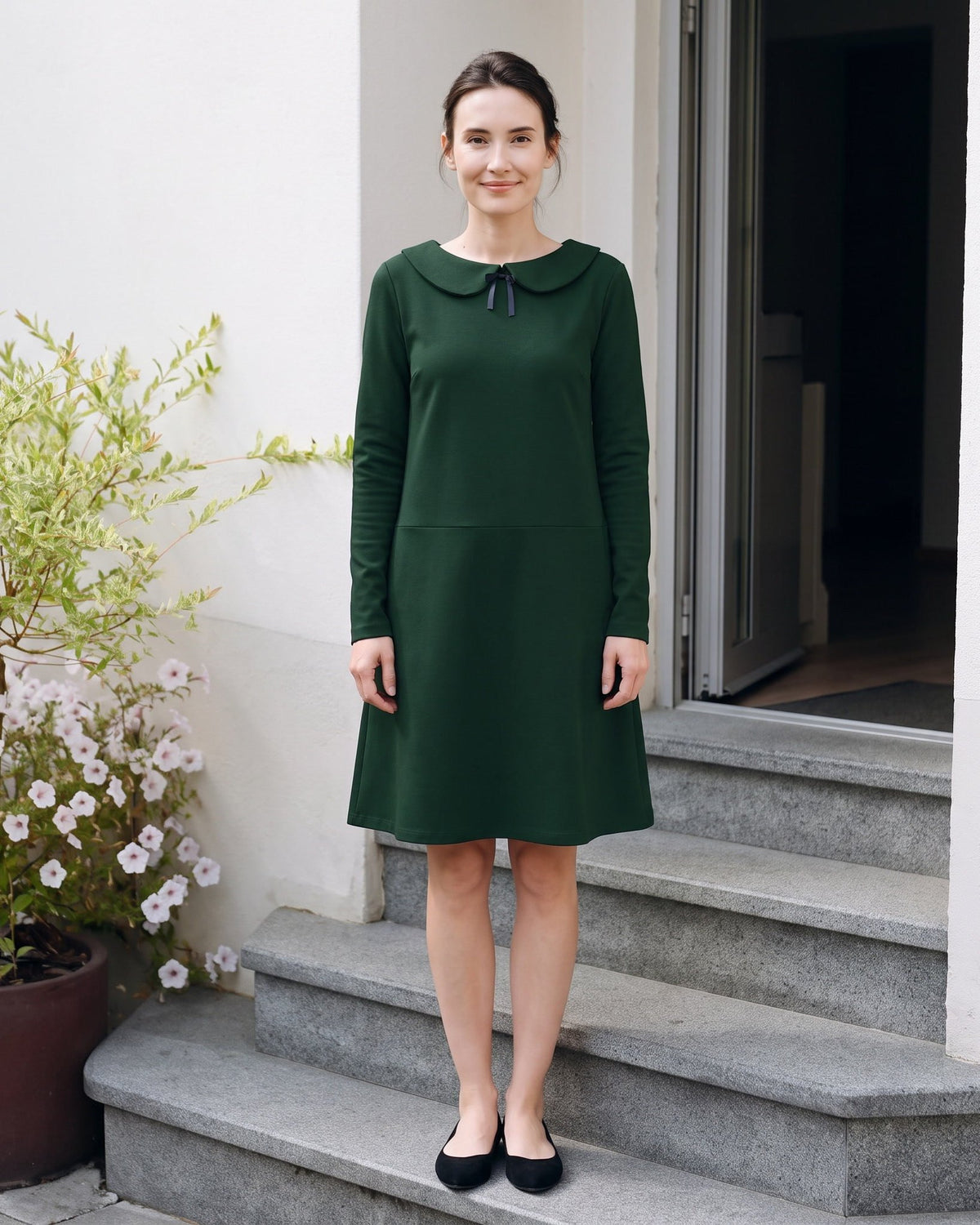 PARISIAN – Green suknelė, lifestyle vaizdas ant laiptų #Color_Green
