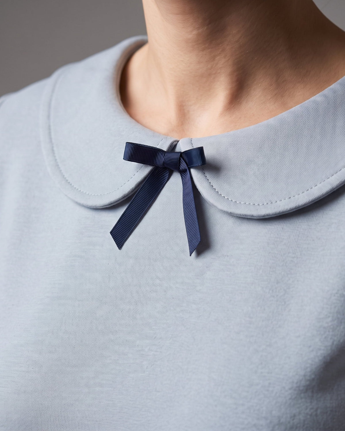PARISIAN – Light gray suknelė, apykaklės ir kaspino detalė #Color_Light gray
