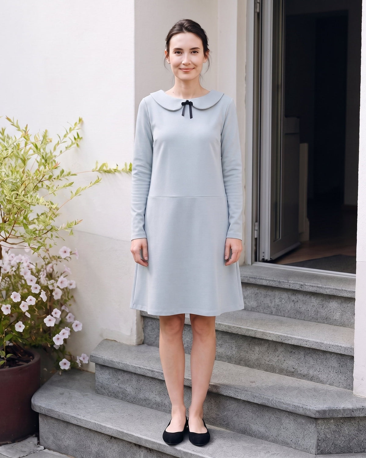 PARISIAN – Light gray suknelė, lifestyle vaizdas ant laiptų #Color_Light gray