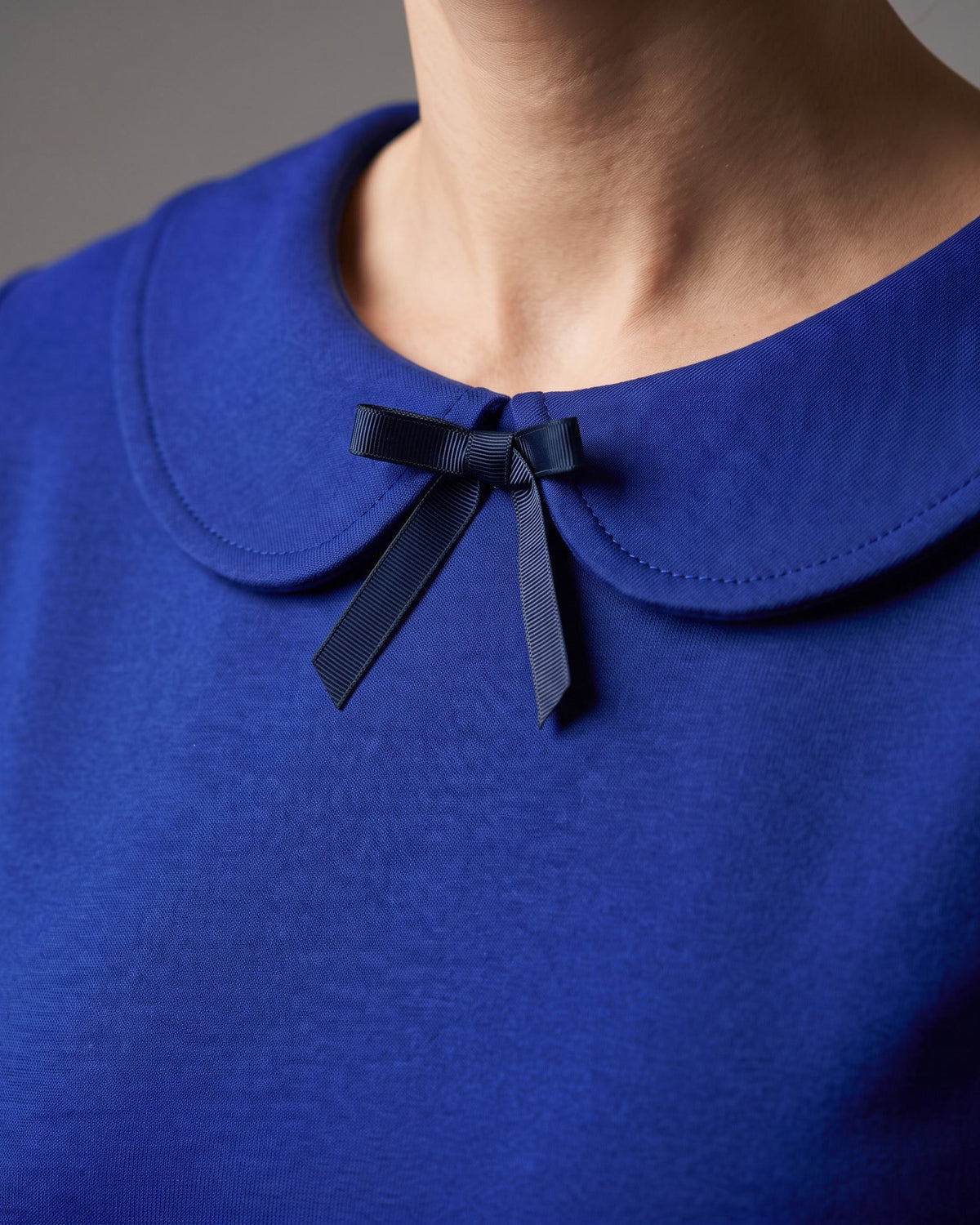 PARISIAN – Sapphire blue suknelė, apykaklės ir kaspino detalė #Color_Sapphire blue