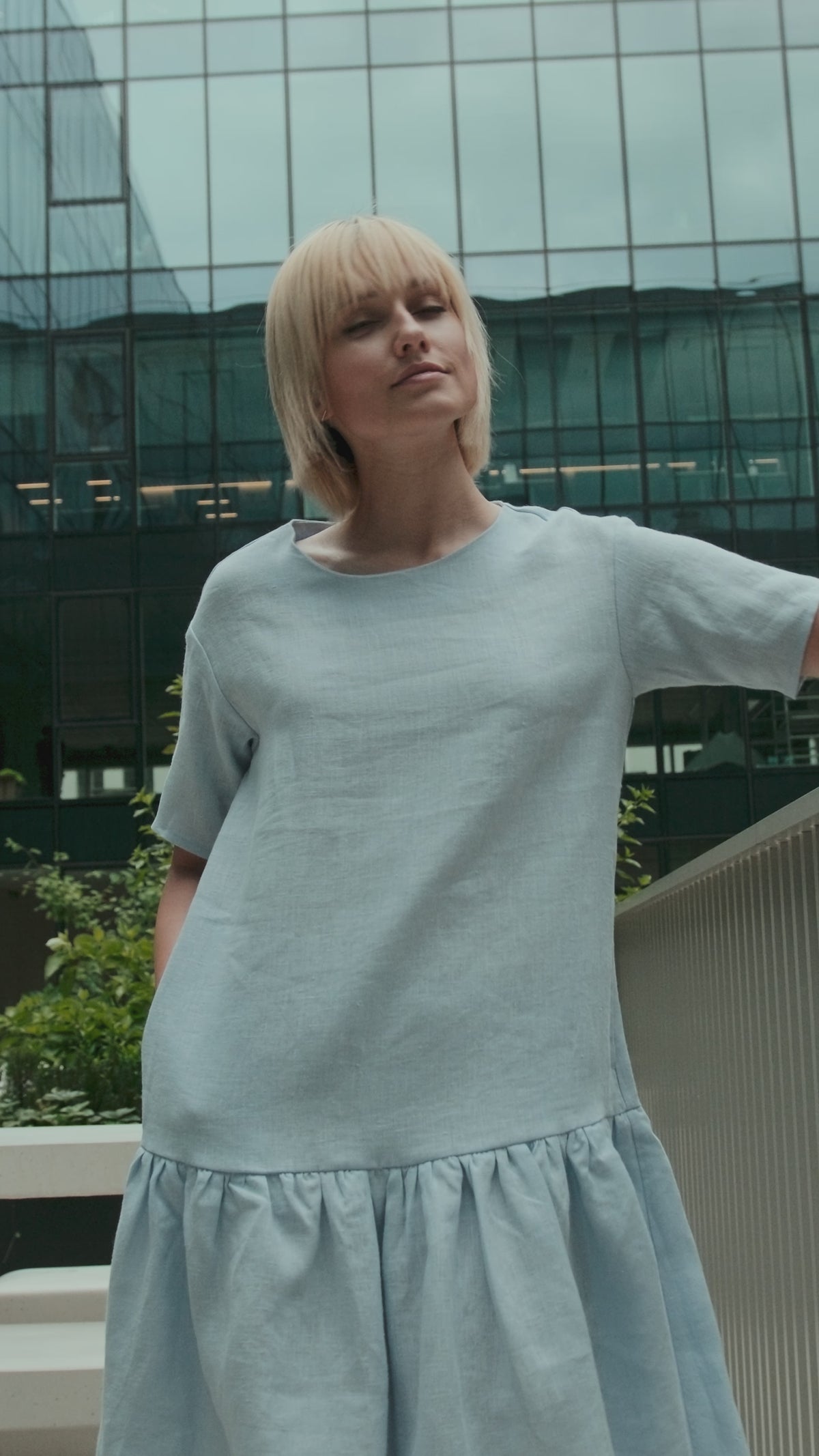LeMuse BLOSSOM linen dress in light blue – video #Color_Light blue