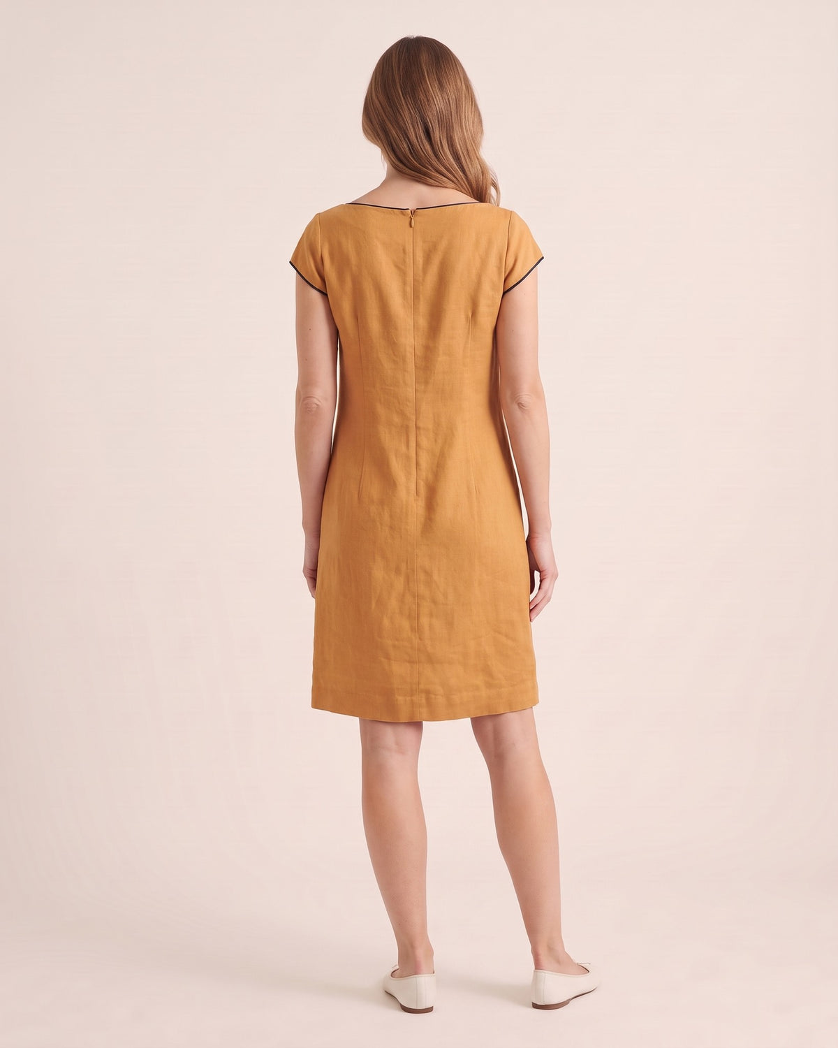 RIVIERA – ochros lininė suknelė, nugara #Color_Ochre