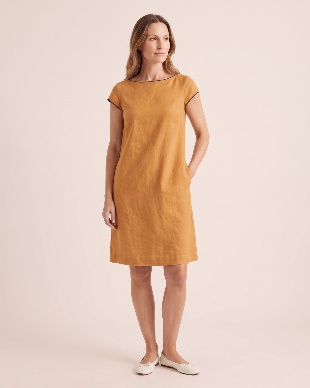 RIVIERA – ochros lininė suknelė, priekis #Color_Ochre