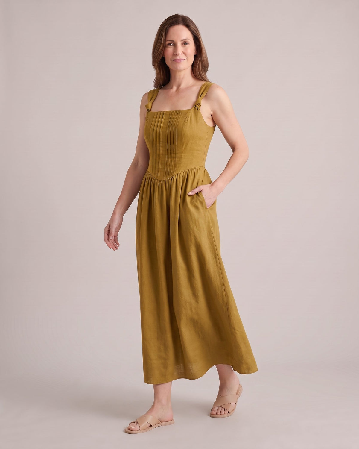 SERENADE – ochros spalvos lininė suknelė, šonas #Color_Ochre