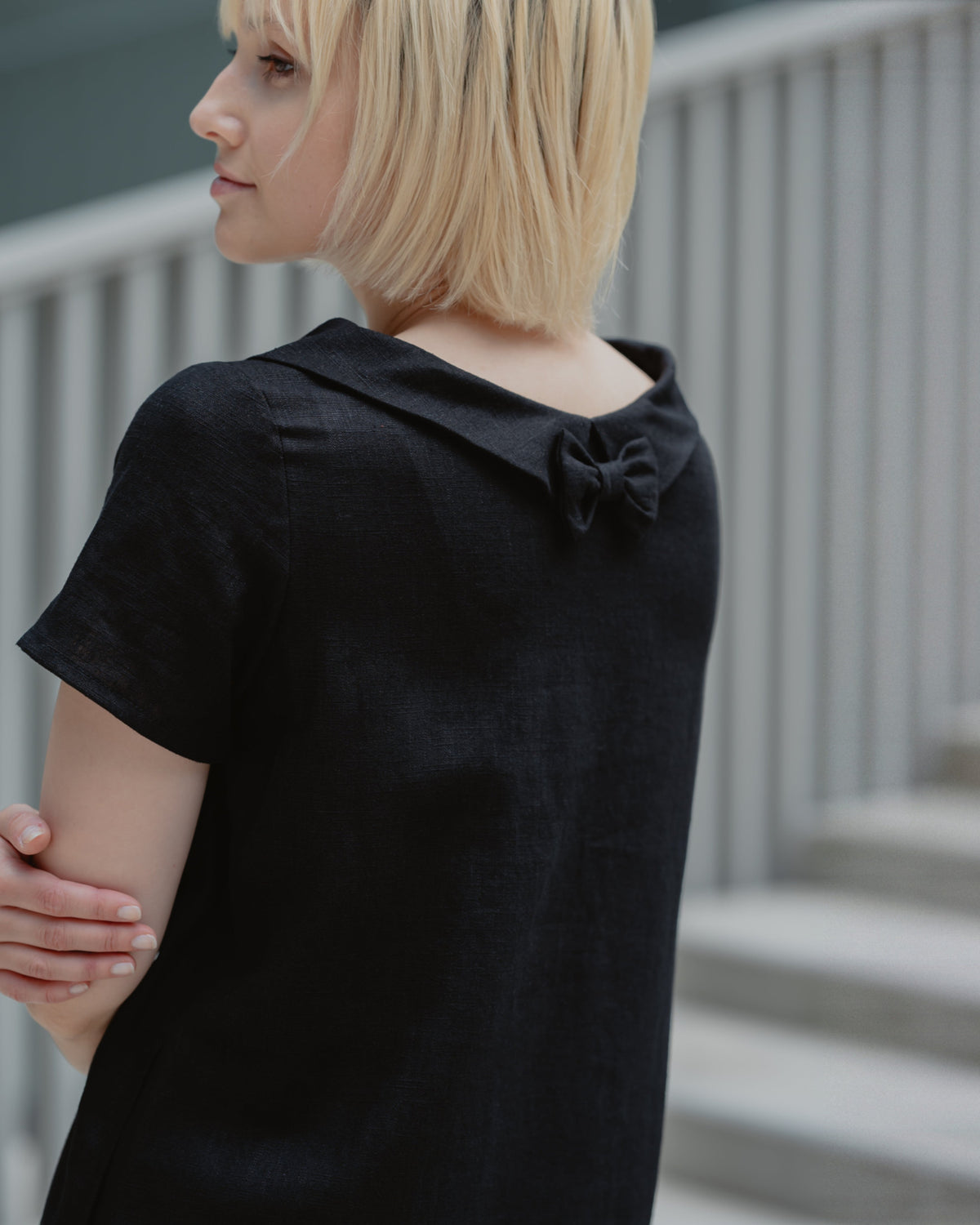 LeMuse STORY linen dress in black – back neck bow close-up #Color_Black
